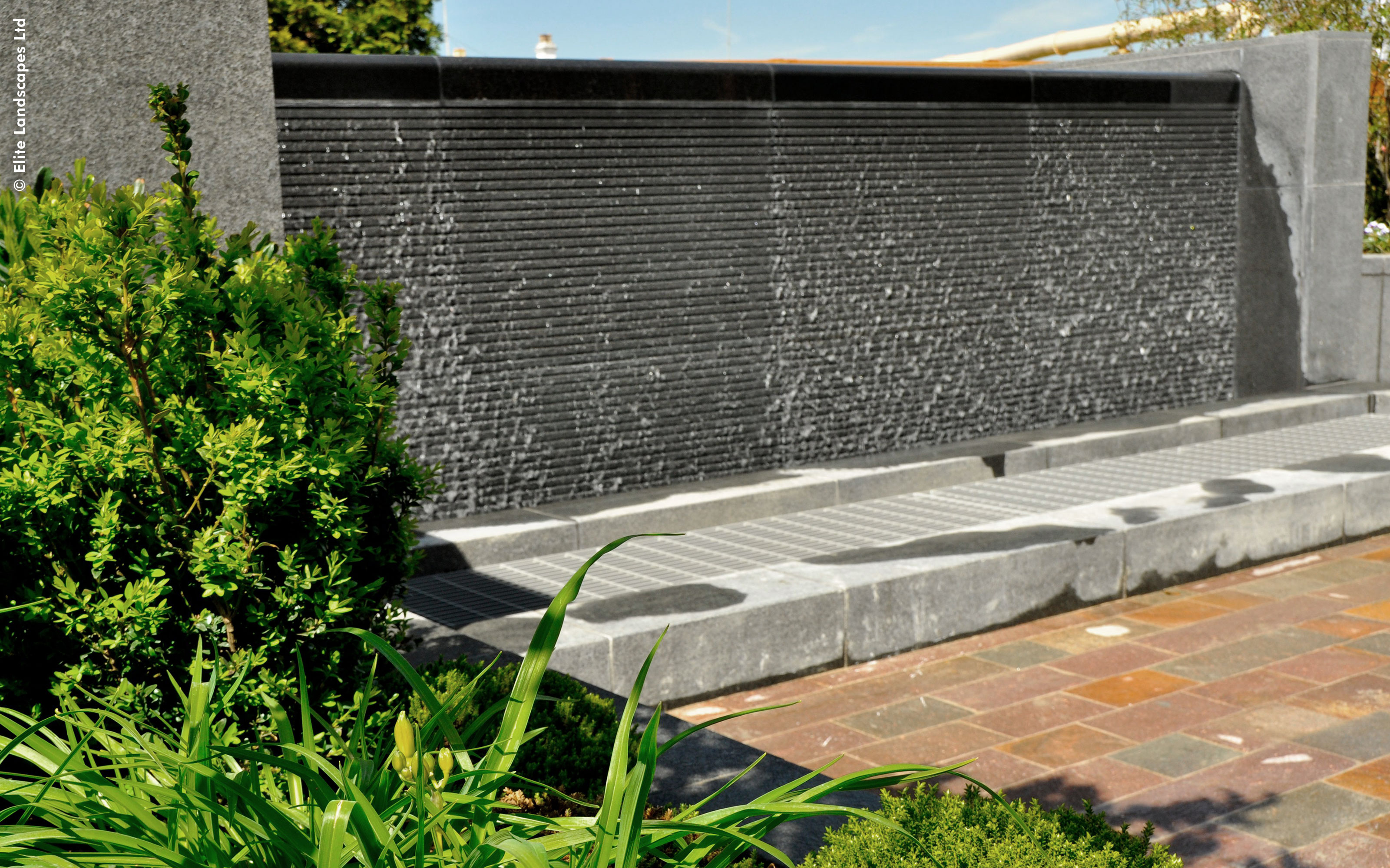 Roof terrace with a water feature